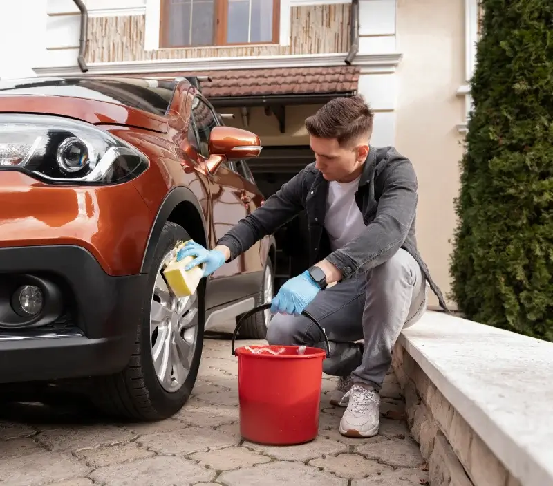 Lavage auto à domicile Saint-Lary-Soulan : professionnel intervenant sur un véhicule